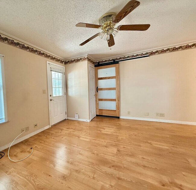 Building Photo - Large and Spacious 3/3 on near half acre NO HOA!
