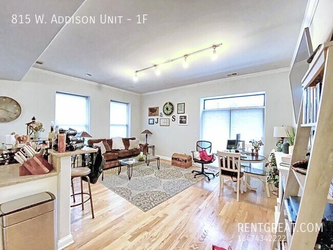 Building Photo - 815 W Addison St