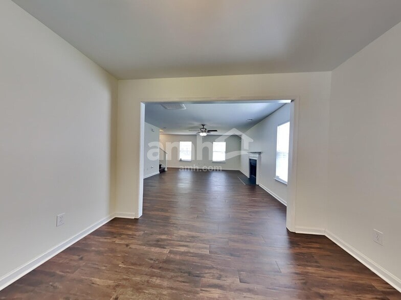 Building Photo - 425 Green Park Ln