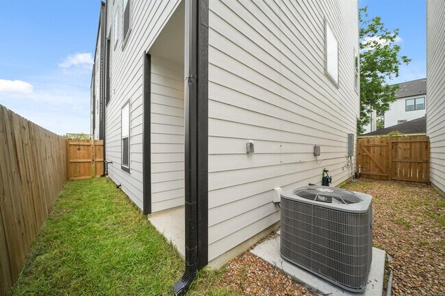 Building Photo - 823 Woodcrest Dr