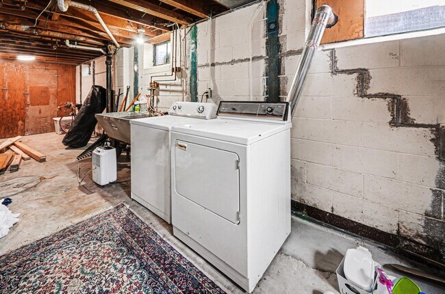 Building Photo - 924 Lutz Ave