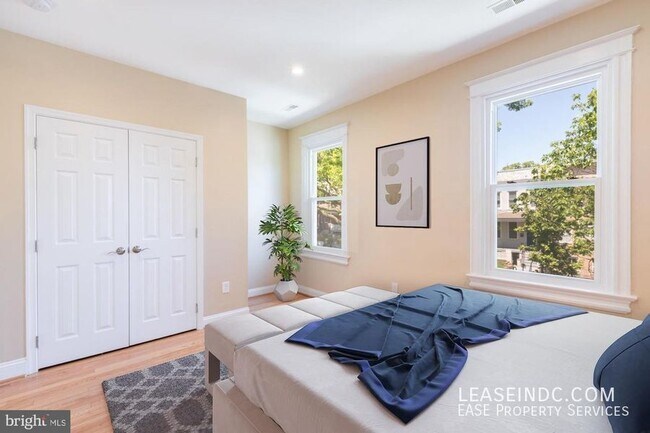 Building Photo - 624 Irving St NW