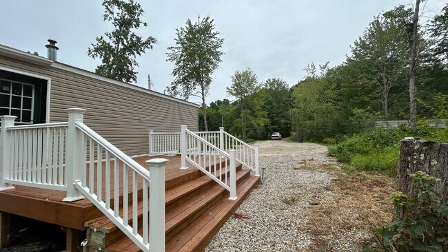 Building Photo - A rare find! Quiet country living in a single-level, 3 bed/2 bath home in Kennebunk!