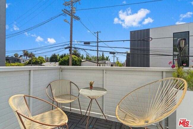 Building Photo - 548 Rose Ave