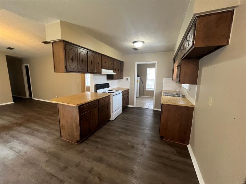 Building Photo - 4142 Strathmore Dr