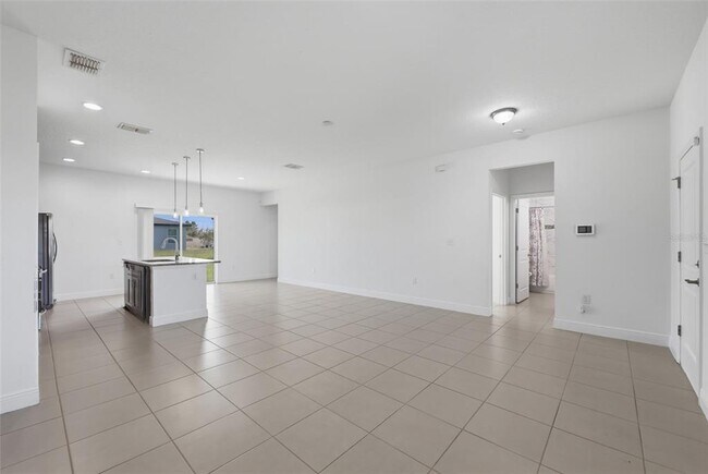 Building Photo - 304 Begonia Ct