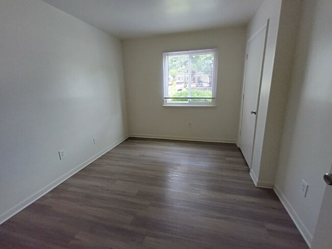 Building Photo - 600 Reusens Rd