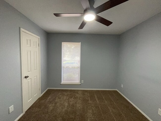 Building Photo - 818 Summit Dr