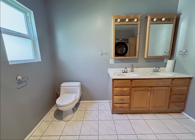 En Suite Bathroom - 1344 N Fairview St