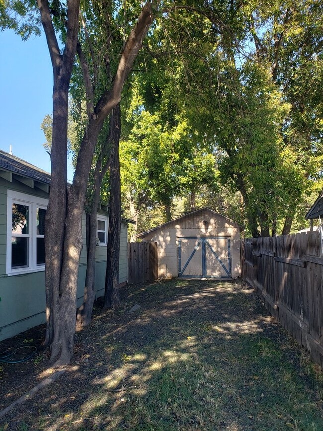 Building Photo - ROOMMATE ADDITION (1) -PLEASE CONTACT ISAB...