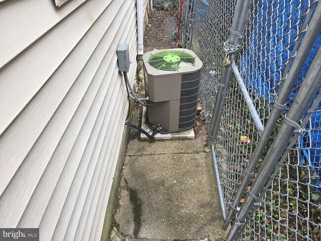 Building Photo - 3151 Pennock St