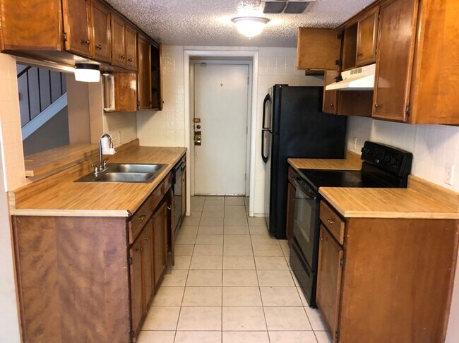 Building Photo - AVAILABLE NOW!