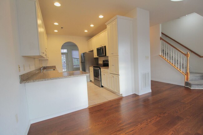 Building Photo - 3-Bedroom Townhome with Bonus Room, Large ...