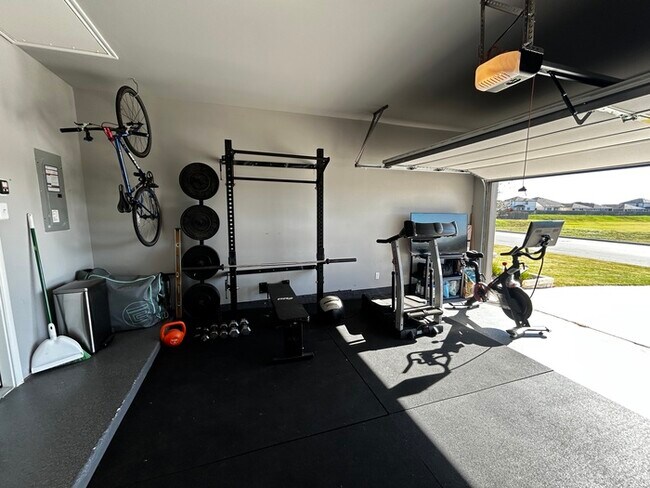 Building Photo - 3BR/2BA single-family home with fenced yard and attached garage in Jarrell, TX.