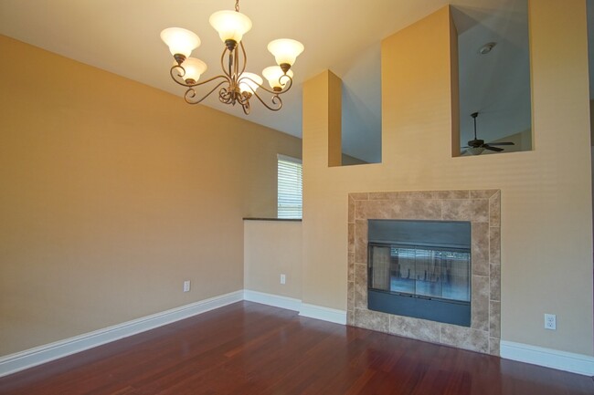 Building Photo - "Luxurious 3-Bedroom, 2-Bath Pet-Friendly ...