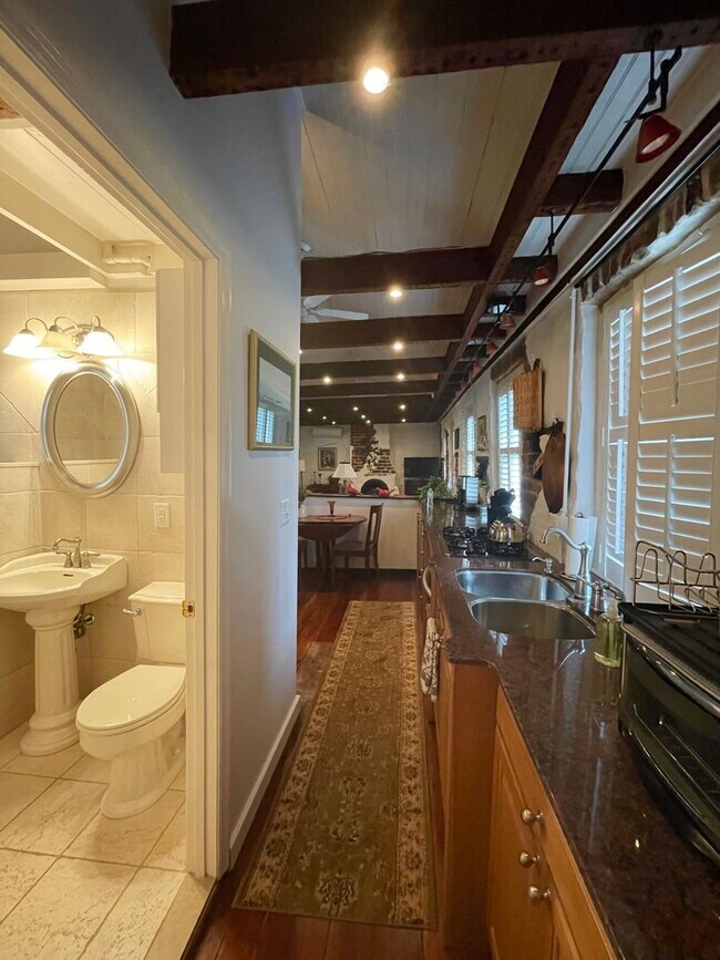 Building Photo - Charming fully furnished one bedroom condo...