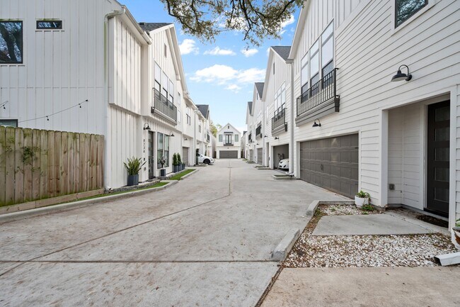 Building Photo - 823 Mansfield St