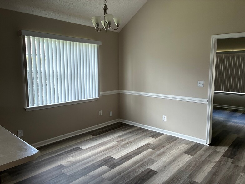 Building Photo - 301 Strawbridge Ln
