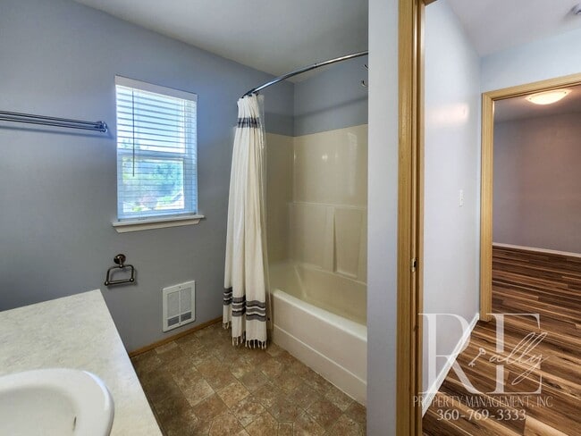 Building Photo - Inviting Poulsbo Home with Open Layout, Fe...