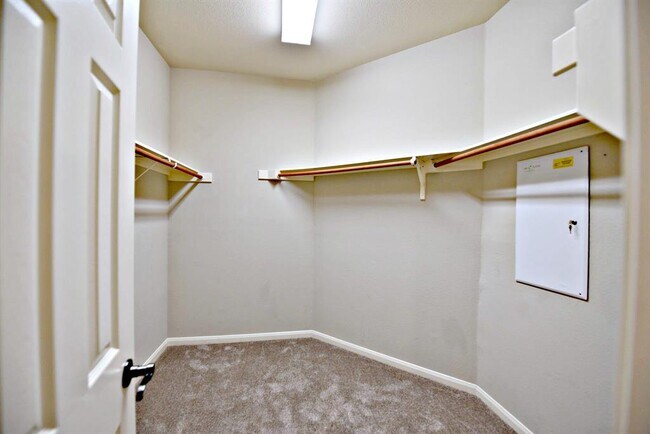 Building Photo - 15520 Interlachen Dr