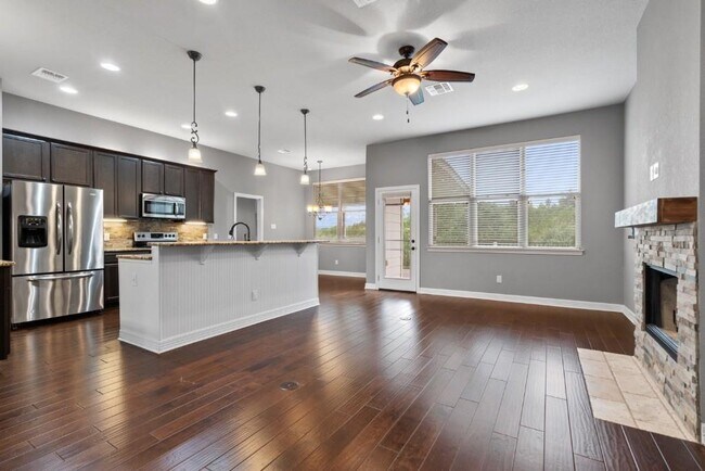 Building Photo - 10104 Longhorn Skyway