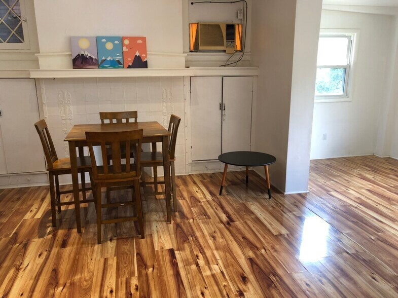 Building Photo - 5818 Hobart St