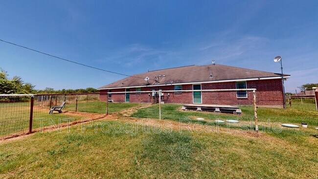 Building Photo - 9904 Risky's Ranch Dr