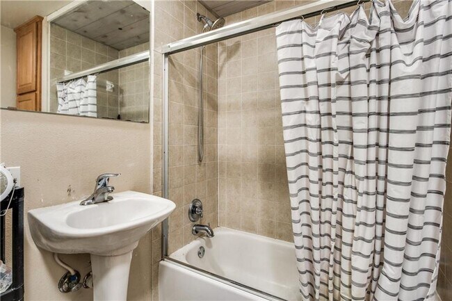 Building Photo - 3011 Speedway