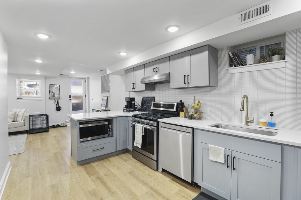 Building Photo - 520 N Ada St