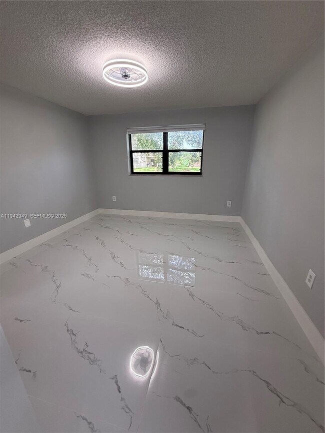 Building Photo - 9937 Nob Hill Pl