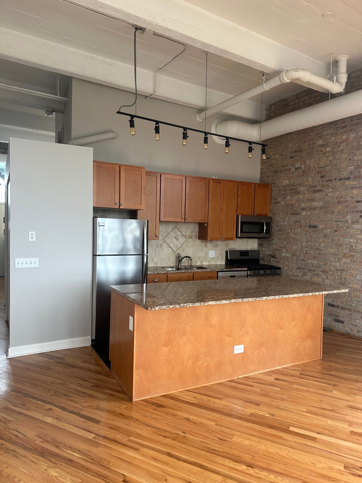 Granite countertops, stainless steel kitchen appliances, microwave, garbage disposal - 1720 N Marshfield Ave