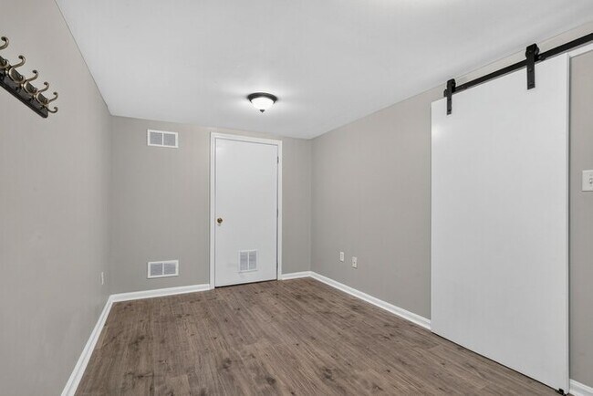 Building Photo - 256 S Washington St