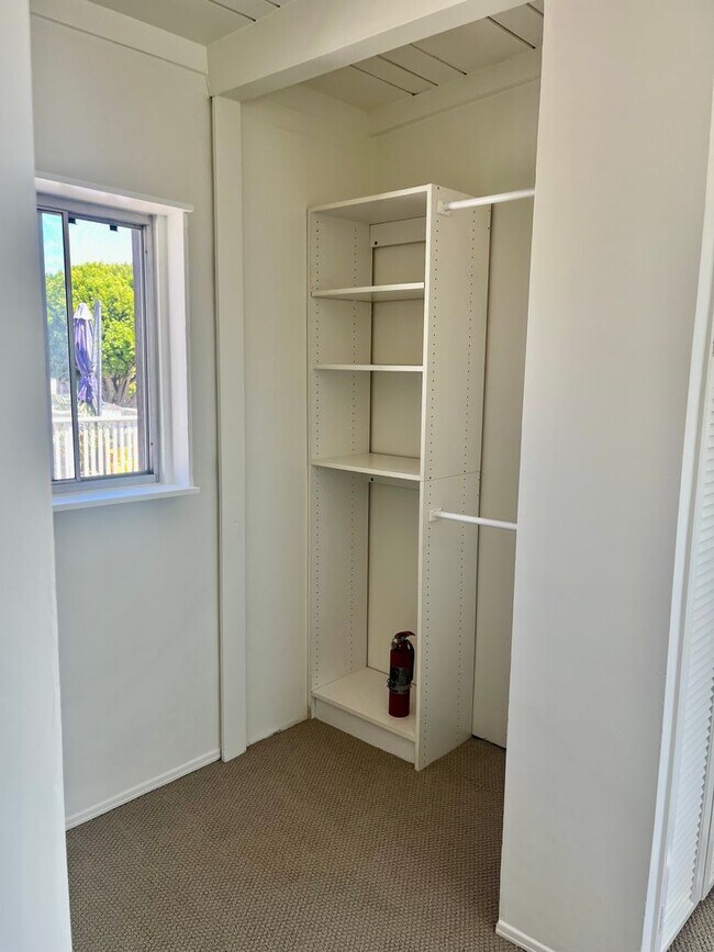 Building Photo - Bright 1.5 bed / 1 bath upstairs apartment...