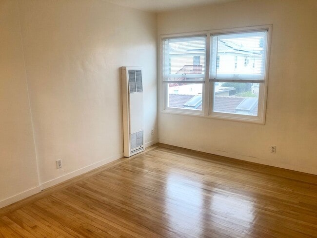 Building Photo - Remodeled top floor 1 Bd with hardwood flooring and spacious modern kitchen!