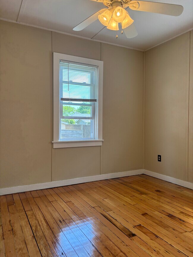 Building Photo - 744 W Shore Rd