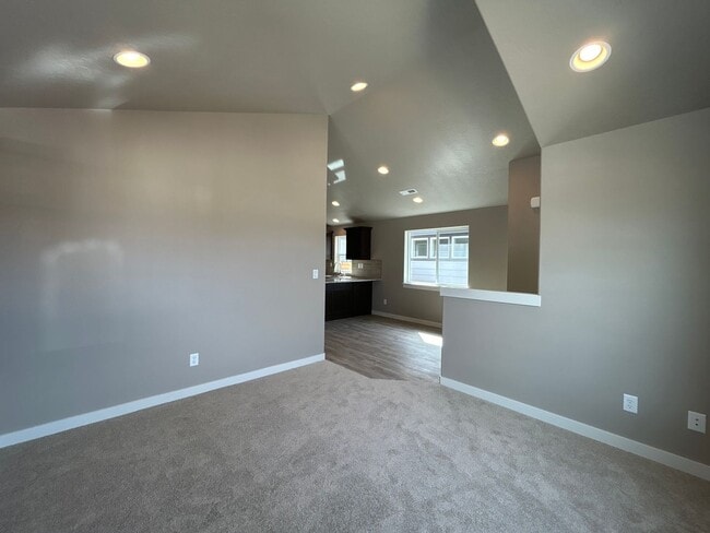 Building Photo - 3 Bedroom / 2 Bathroom Home in NW Redmond