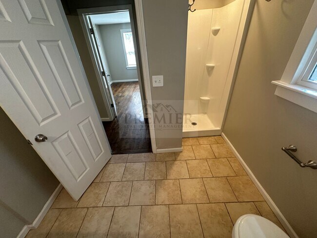 Building Photo - 3 bedroom / 1 bath home for rent -5519 Lyd...