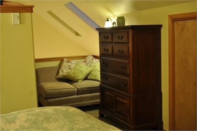 Building Photo - Wonderful Fully Furnished Cottage in Coupe...