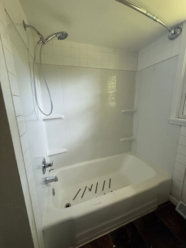 Building Photo - Move in ready! Large 4 bedroom home.