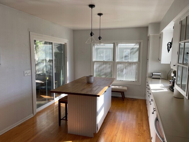 Kitchen. - 826 Hall St