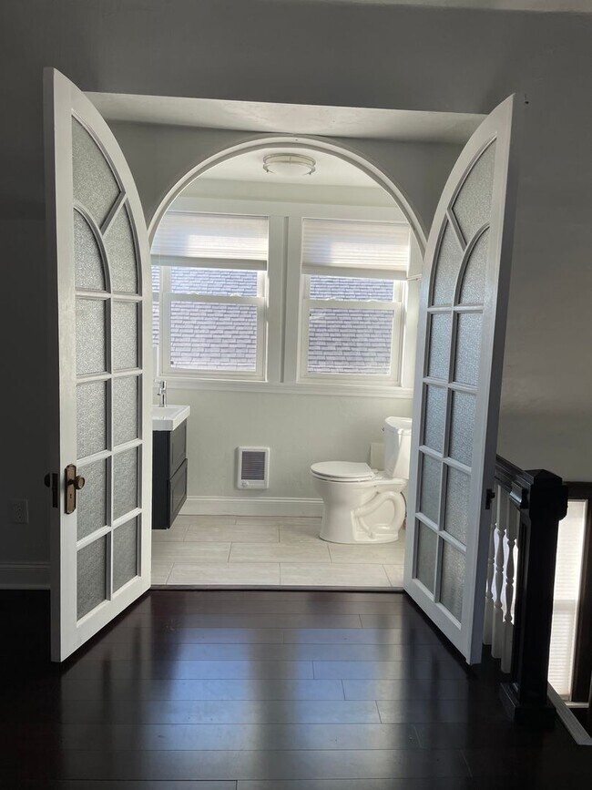 Building Photo - Two unit building with shared laundry and entryway