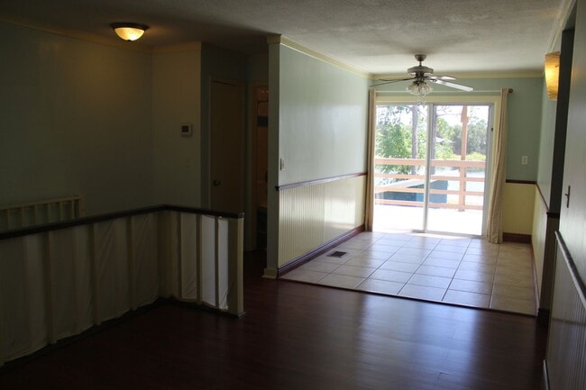 Building Photo - Beautiful 3 bedroom Lakefront Home