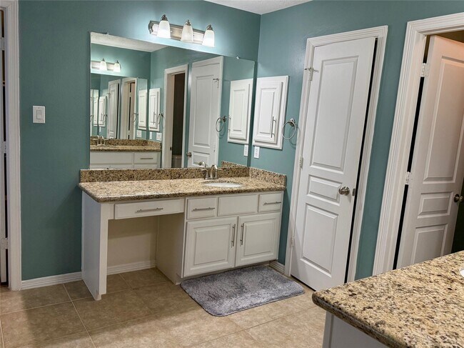 Building Photo - 3410 Skyline Village Dr