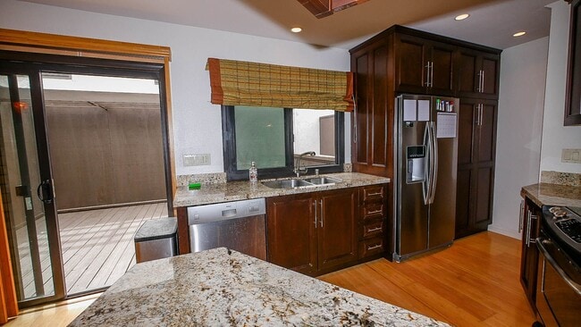 Building Photo - Stylish Sea Colony 3-Level Townhome!