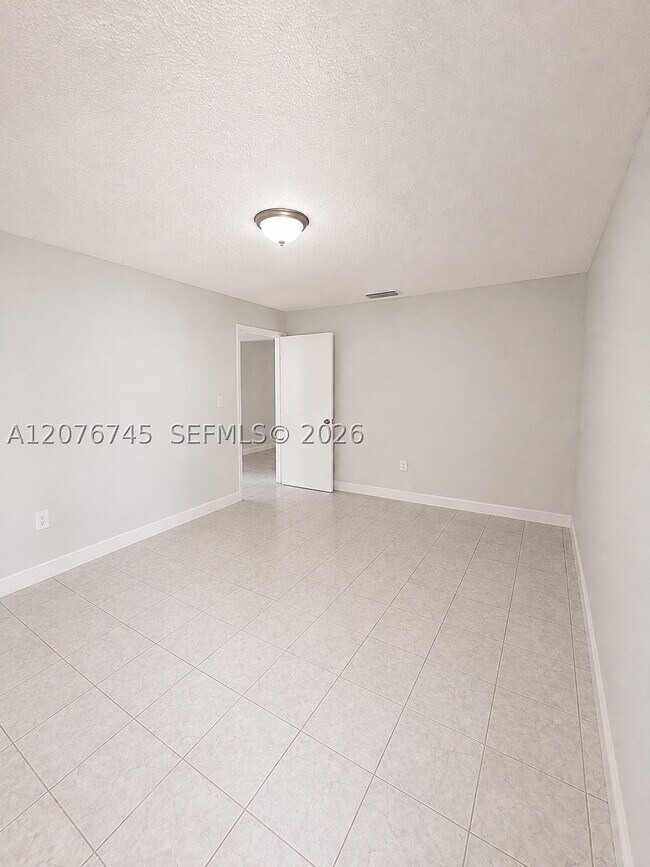 Building Photo - 3011 SW 117th Ct