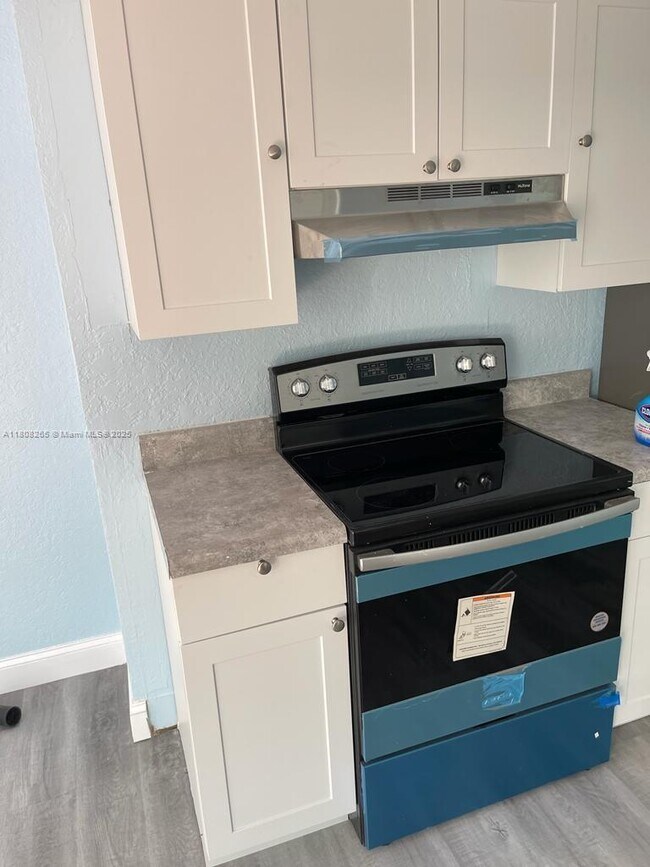 Building Photo - 6812 Doral