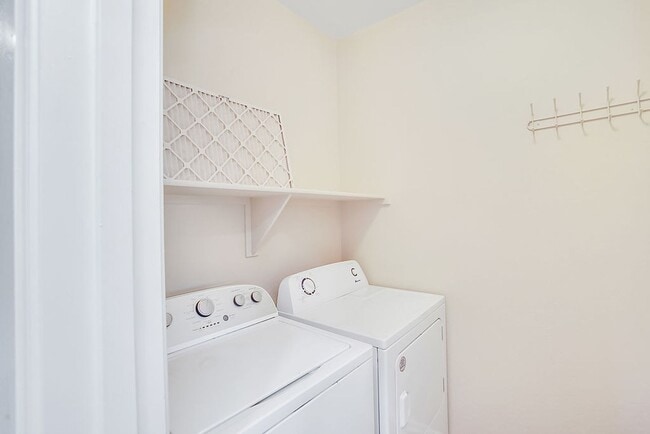 Building Photo - Great Queen Creek Location!