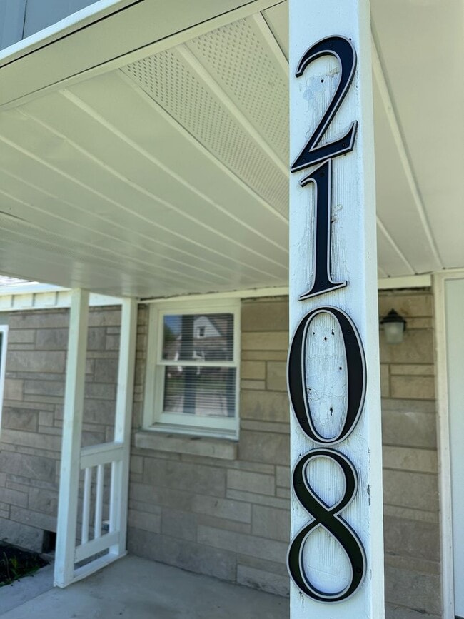 Building Photo - Backyard Nights & Front Porch Mornings — Cozy 3BR Brick Ranch in Fairlawn