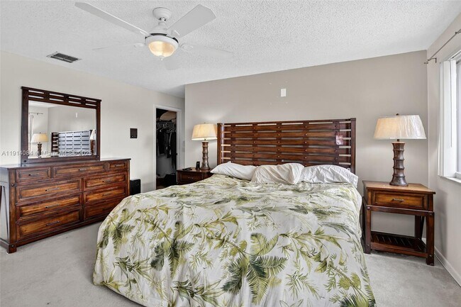 Building Photo - 9481 Oak Grove Cir