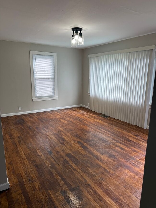 Building Photo - HALF OFF 2ND MONTH RENT IF MOVE IN END OF DECEMBER! Charming 2 bedroom, 1 bathroom home located i...